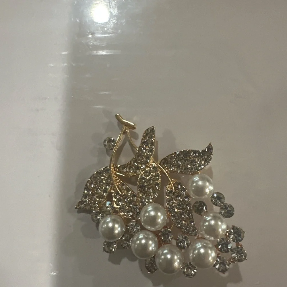 Pearl and Crystal Floral Brooch - Gold Tone.NEW